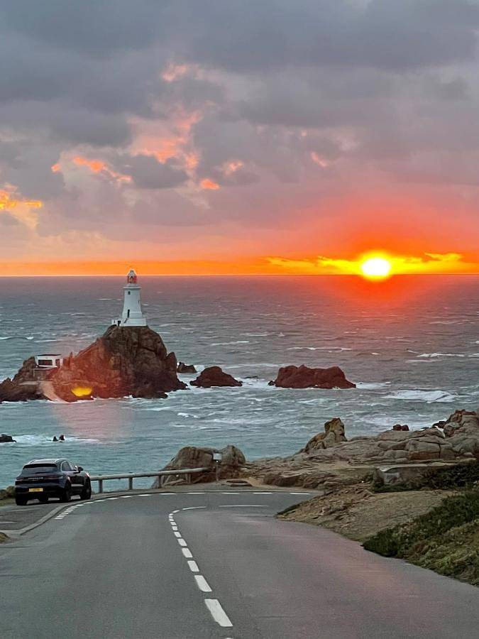 Entire apartment, Apartment with Sea and Lighthouse View in Jersey