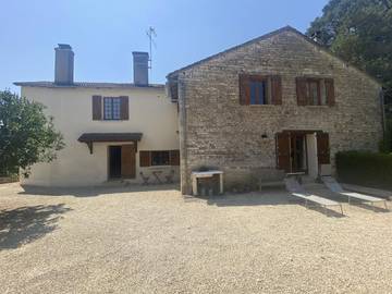 Gîte pour 8 personnes, avec piscine et jardin, animaux acceptés à Brux
