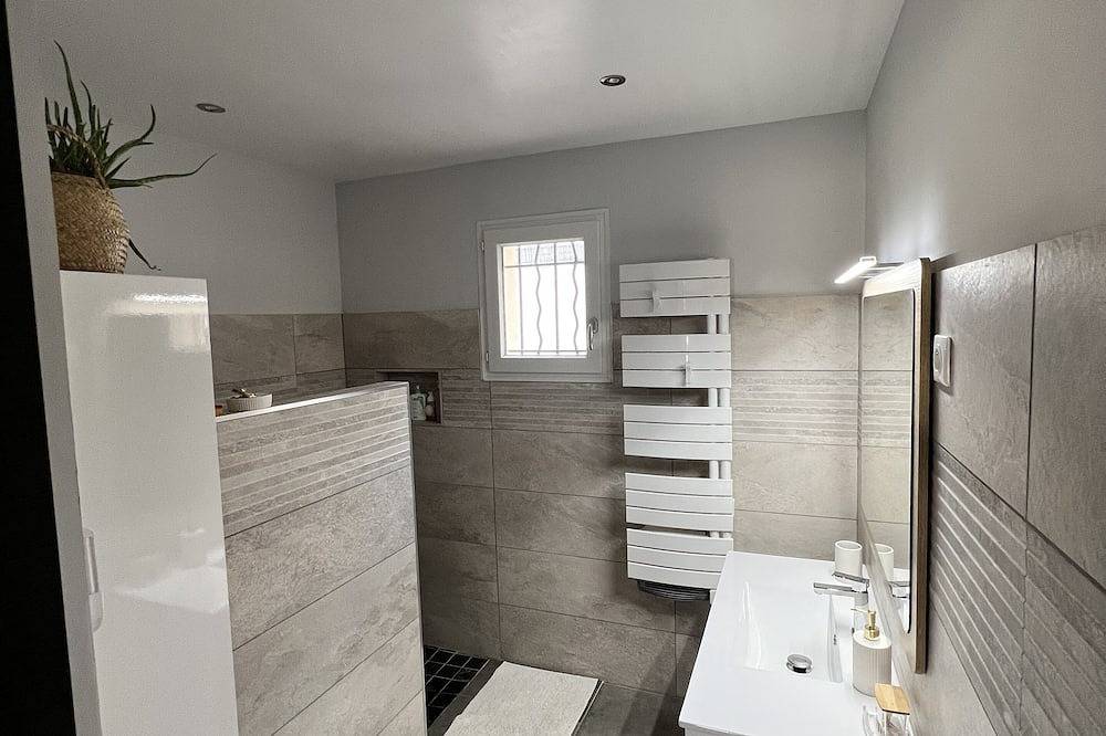 Maison individuelle avec piscine et dépendance in Pertuis, Parc naturel régional du Luberon