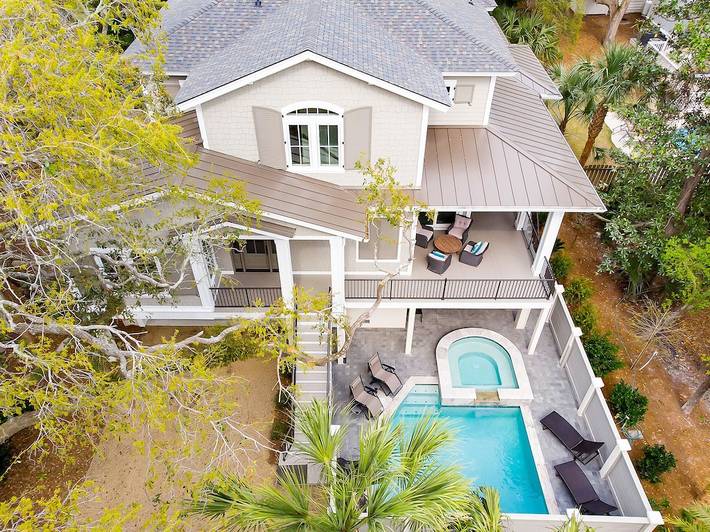 Vacation home for 16 people, with hot tub and yard as well as balcony in Hilton Head Island