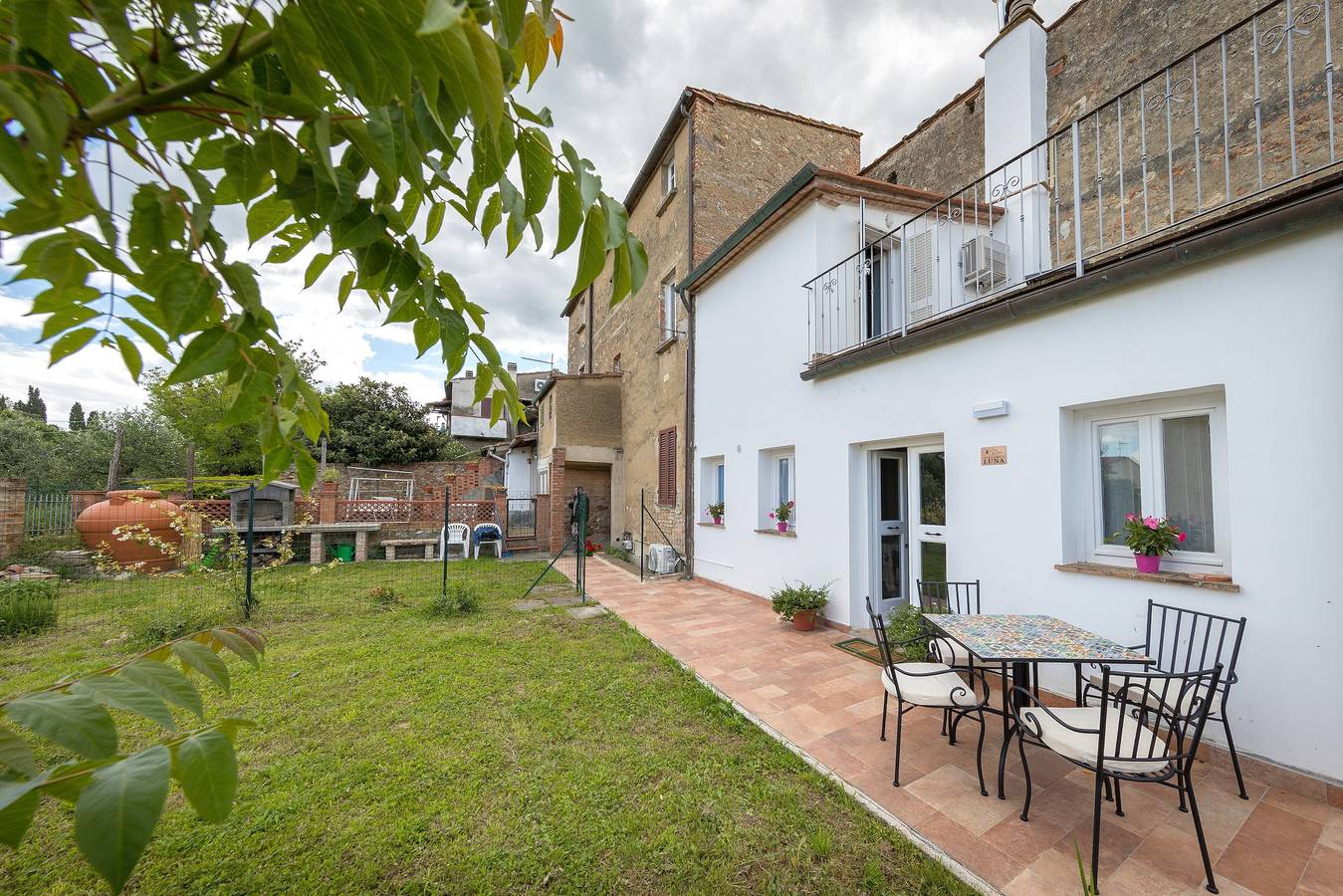 Ganze Wohnung, Ferienwohnung 'Appartamento Luna' mit privater Terrasse, eigenem Garten und Klimaanlage in Volterra, Pisa Provinz
