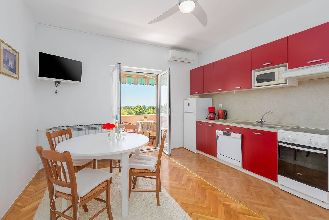 Ganze Wohnung, Helles Apartment nur 250 Meter zum Strand mit Meerblick, Pool, Grill, Waschmaschine in Mali Maj, Grad Poreč