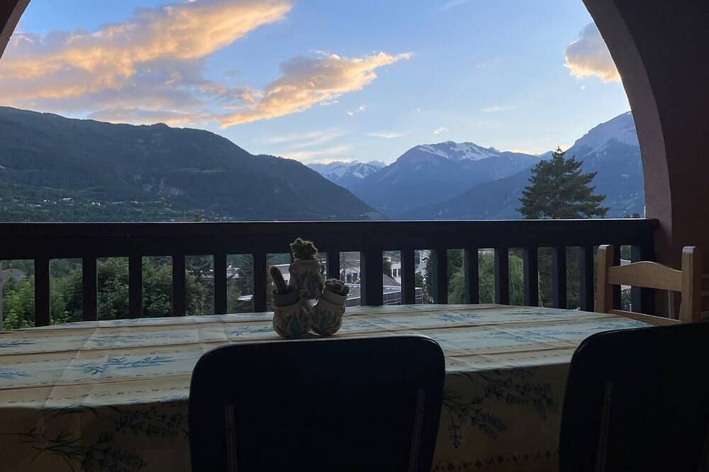 Entire apartment, Apartment in Guillestre town center in Guillestre, Briançon region