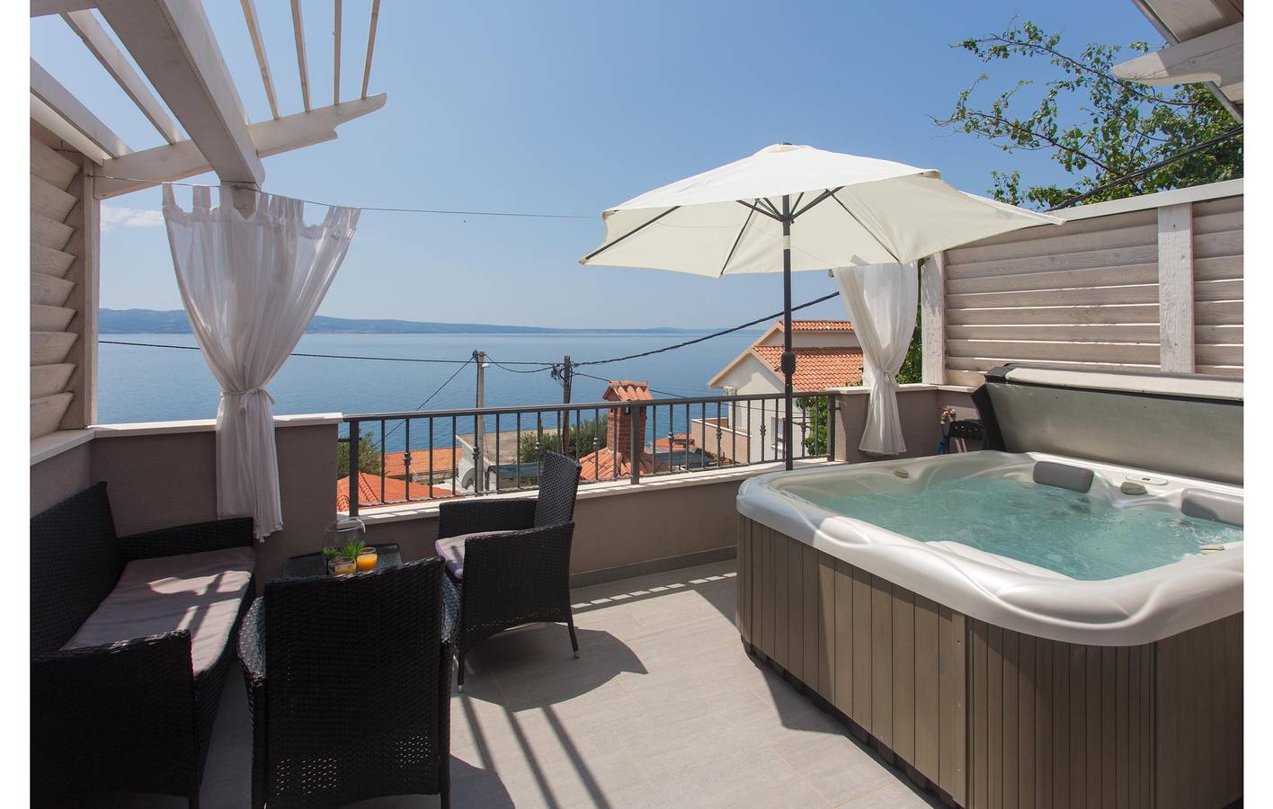 Gemütliche 1-Zimmer-Wohnung mit Terrasse, Parkplatz und Zugang zum Strand in Jesenice, Split-Dalmatien