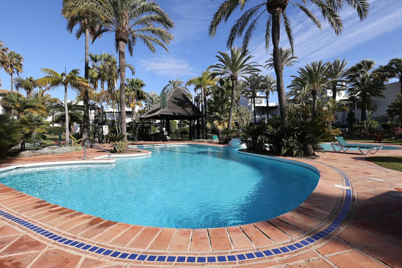 Casa de vacaciones 'Frontline Paradise Townhouse' cerca de la playa con balcón y piscina in Saladillo Benamara, Estepona