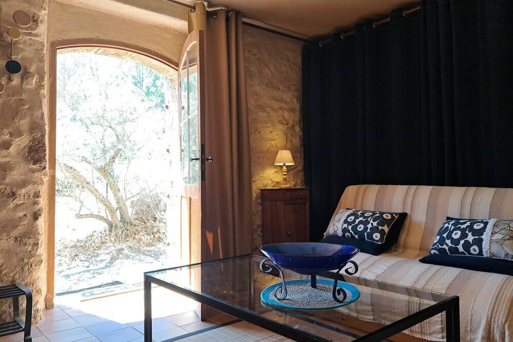Room in a Provençal bastidon in Salernes, Draguignan region