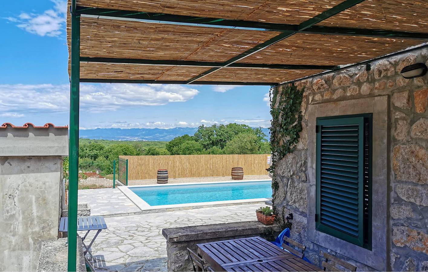 Charmant appartement de 2 chambres avec piscine et terrasse, à proximité d'un restaurant in Rasopasno, Dobrinj