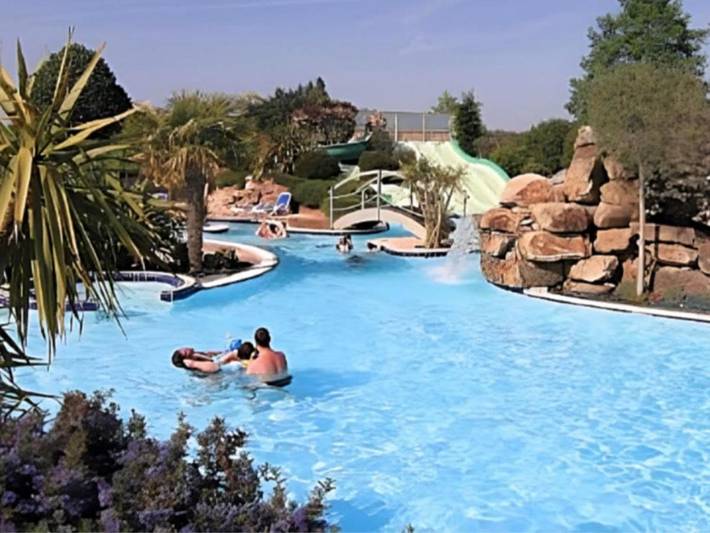 Camping pour 2 personnes, avec piscine et jacuzzi ainsi que sauna et terrasse
