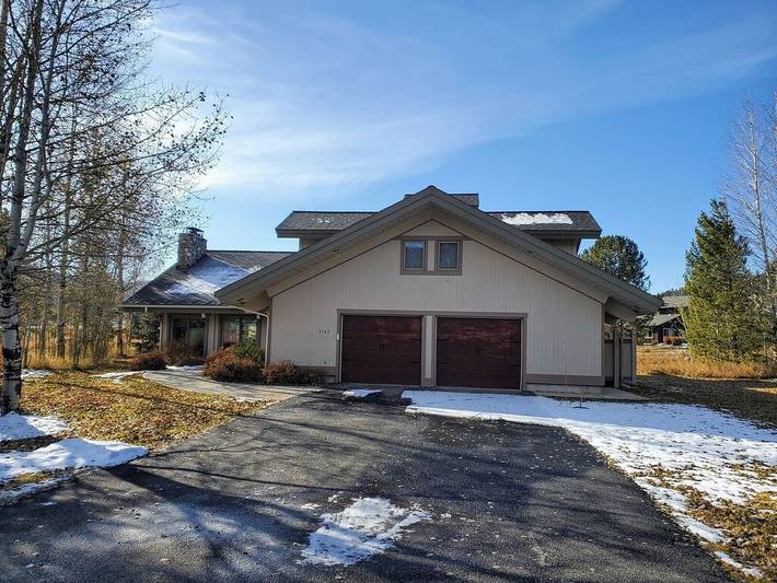 Vacation rental for 17 people, with yard and terrace as well as hot tub in Big Sky