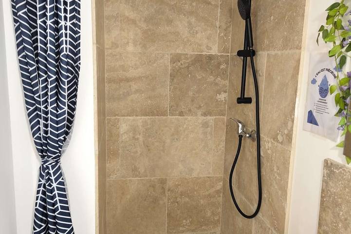 Appartement entier, Le Refuge des Lavandes - Studio Luxueux en Centre-Ville, Proche Thermes, Confort 5* in Gréoux-les-Bains, Alpes-de-Haute-Provence