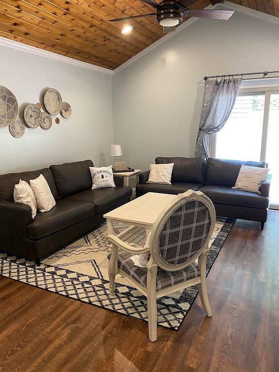 Welcoming three bedroom home located just 1.2 miles from public boat launch. in Lake Guntersville