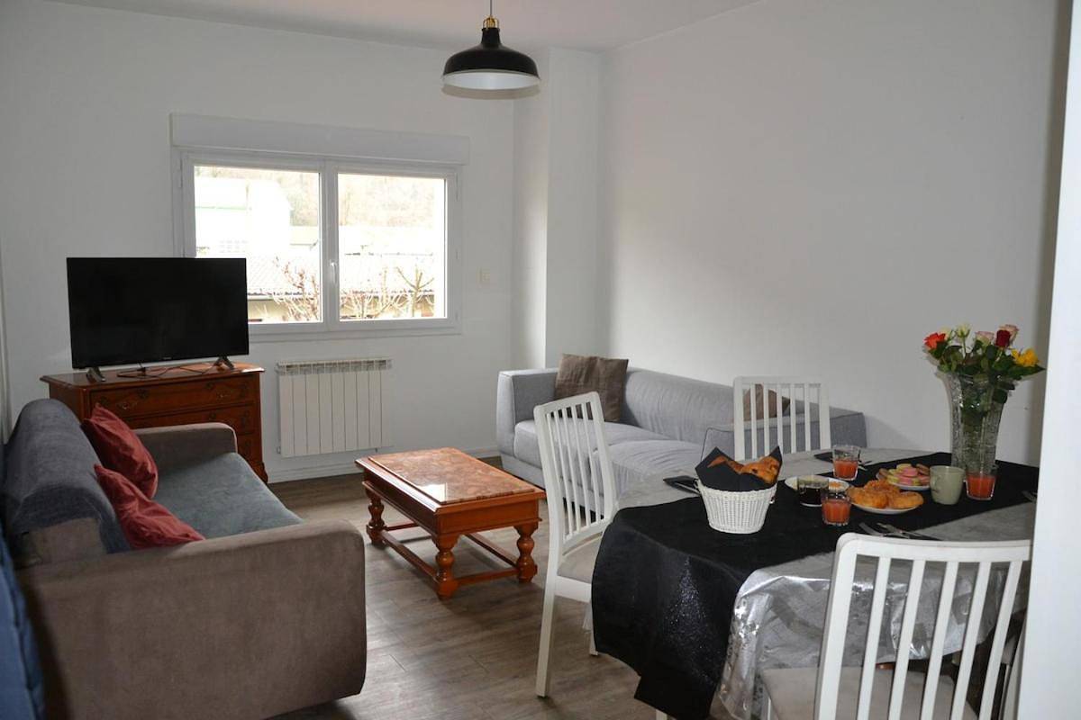 Appartement entier, Three-Bedroom Apartment in Échirolles, Isère