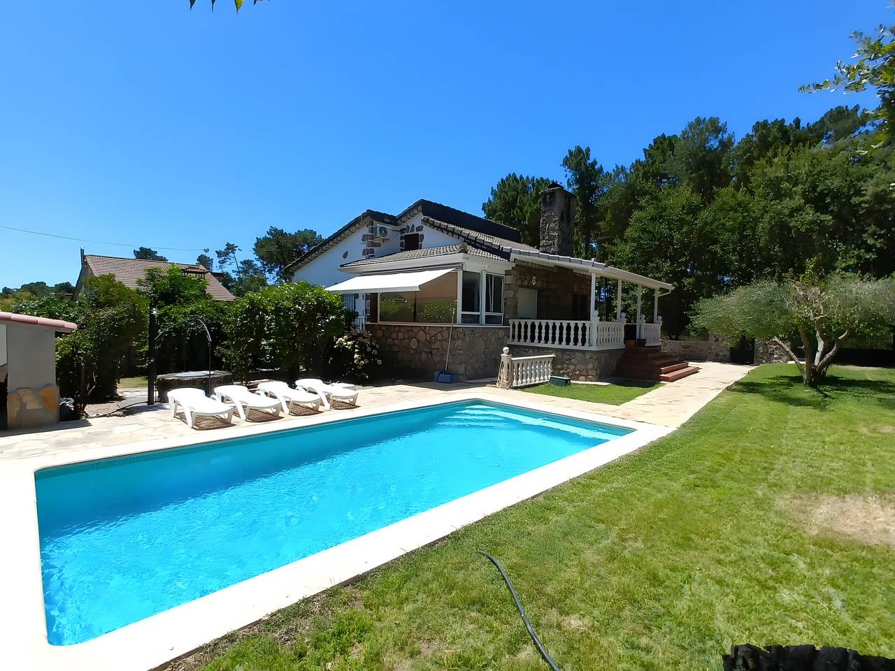 Casa Rural 'Los Pinos' mit Bergblick, privatem Pool und Wlan in La Adrada, Ávila und Umgebung
