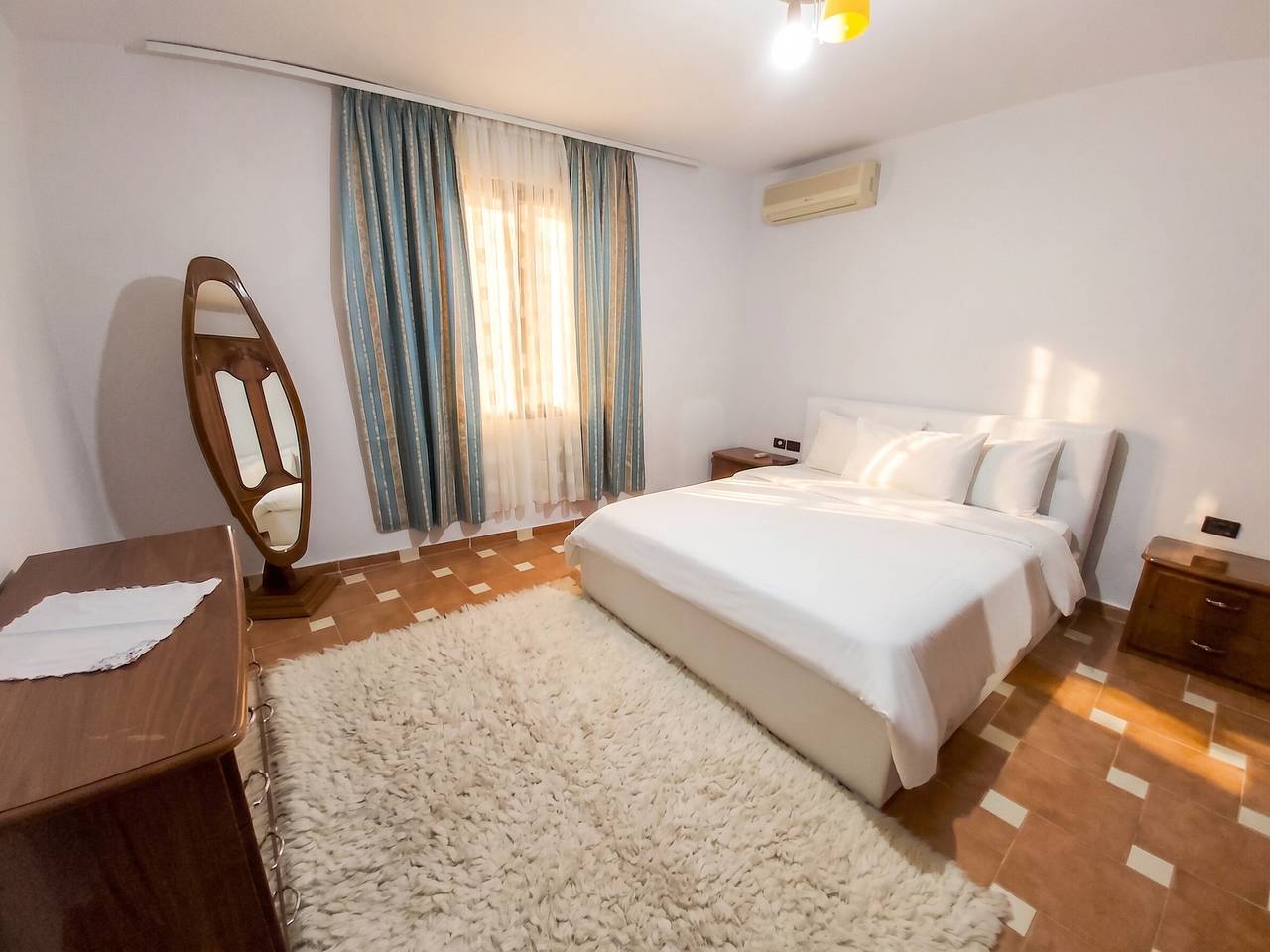 Romslig hus i Berat med sikker parkering. in Albania
