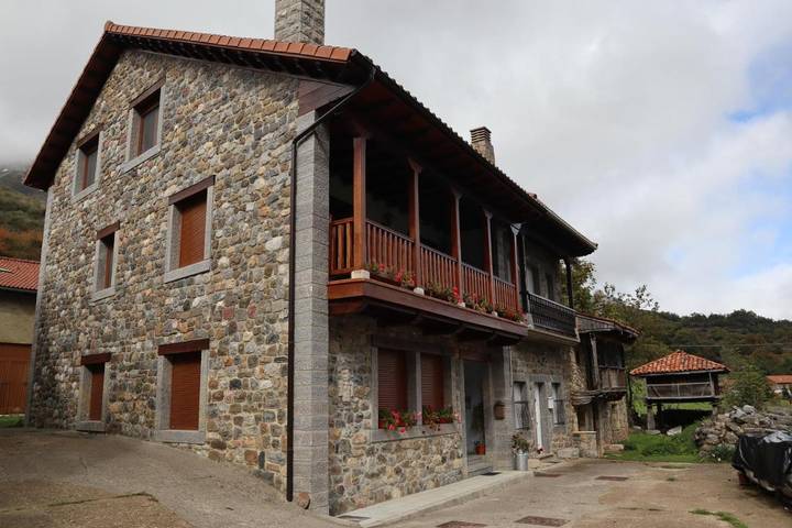Casa rural para 10 personas, con Balcón además de Terraza y Vistas en Posada de Valdeón