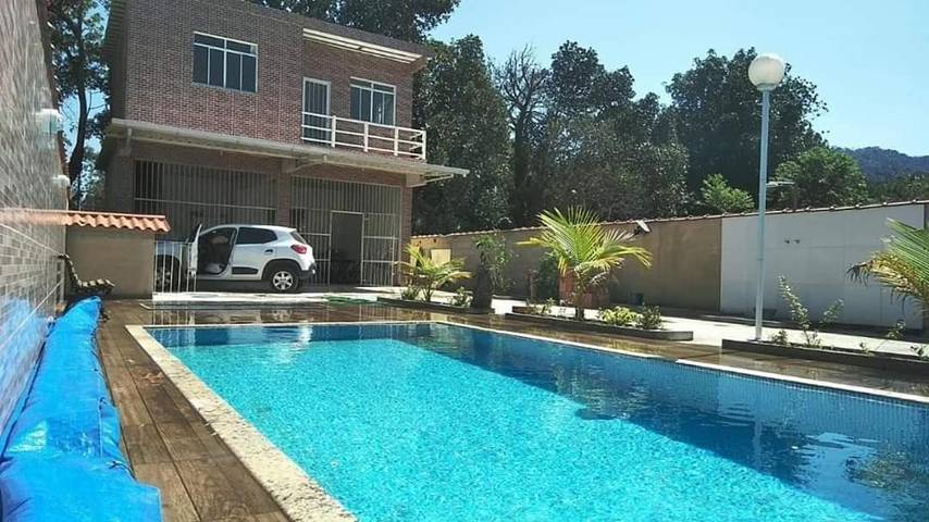 Casas e apartamentos de temporada para 13 pessoas, com balcão e vista e ainda piscina and piscina infantil em Magé