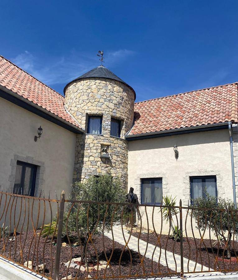 Il piccolo castello in Méjannes-lès-Alès, Région d'Alès