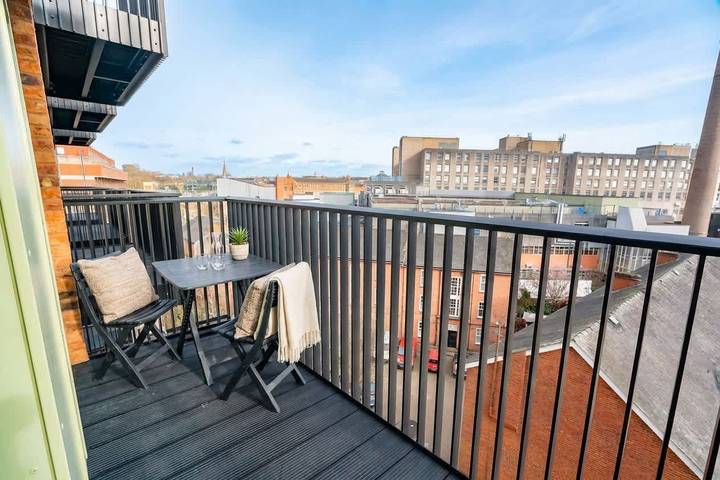 Apartamento entero, Spacious 1 Bedroom Leicester Apartment w Balcony in Leicester, Heart of England