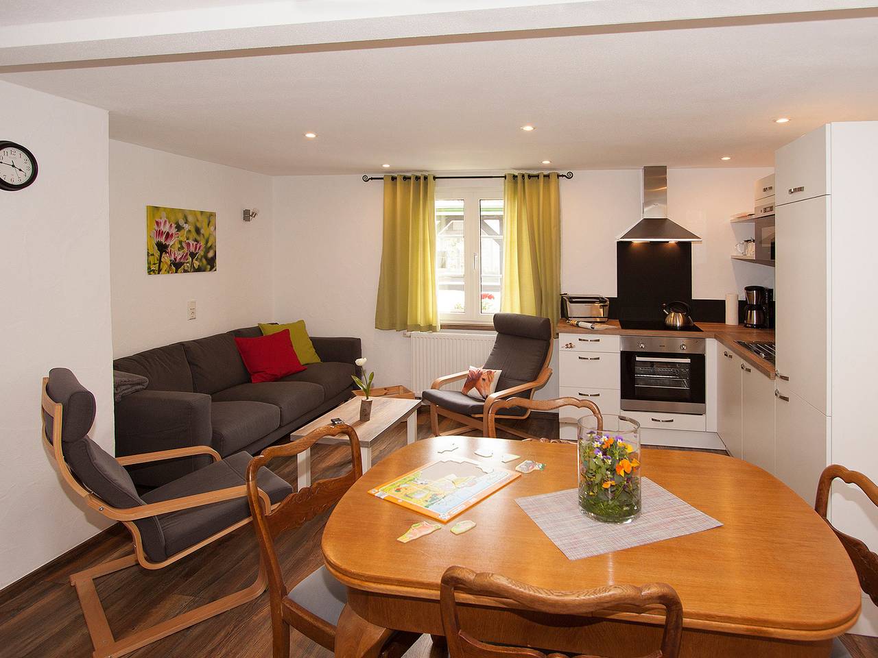 Ganze Wohnung, Ferienwohnung 'Gänseblume' mit Privatterrasse, Gemeinschaftsgarten und Wi-Fi in Finnentrop, Sauerland