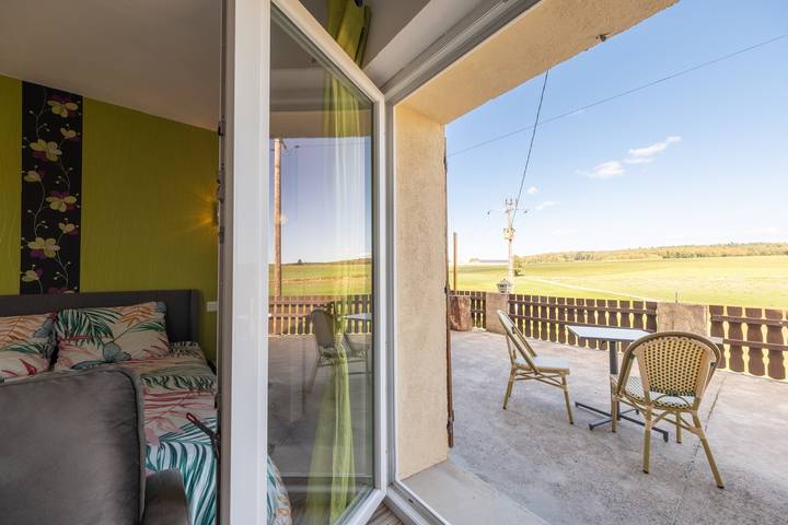 Chambre d’hôtes « Chambre Double - Côté Jardin » : vue montagne, terrasse privée et Wi-Fi in Xertigny, Région d'Épinal