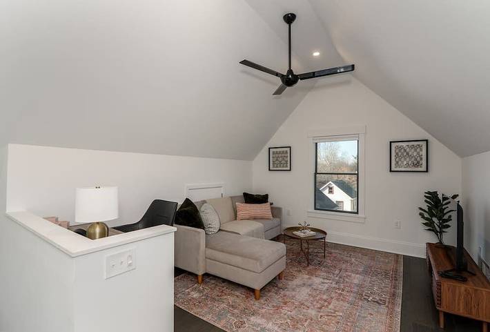 Vacation rental for 11 people, with hot tub and balcony as well as sauna in Cleveland