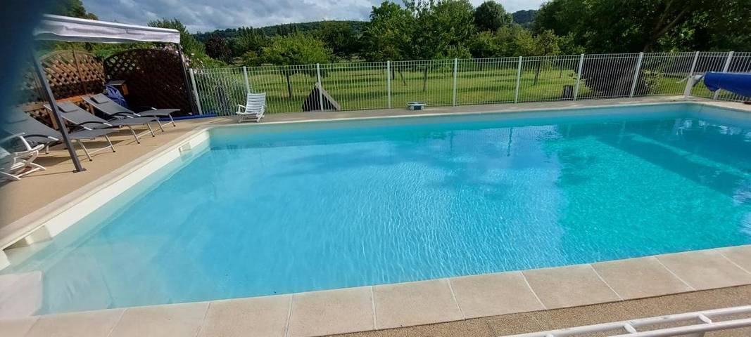 Location de vacances pour 4 personnes, avec piscine ainsi que vue et balcon à Sahurs - 3