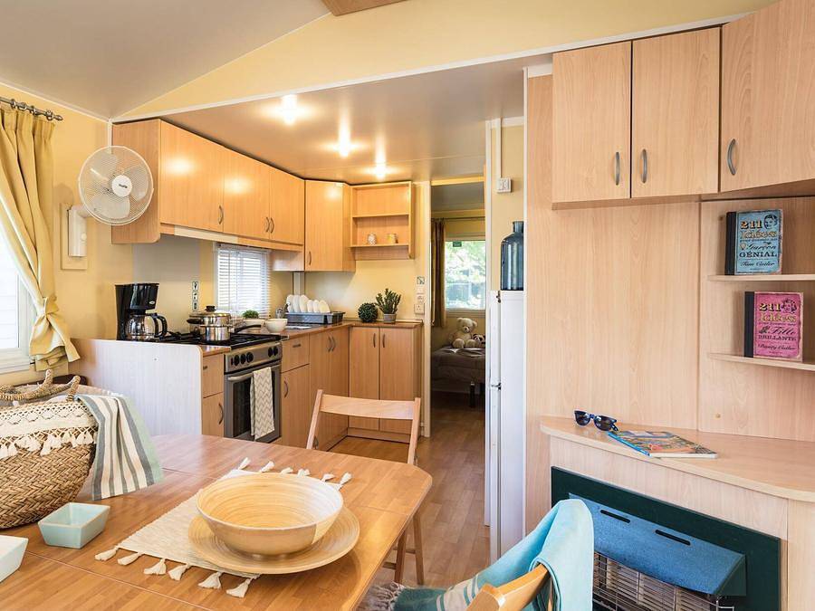 Camping Les Rives du Luberon - Mobilhome 4 personas - Mobil-home | Clásico | 2 Dormitorios | 4 Pers. | Terraza elevada | Aire acondicionado. in Cheval-Blanc, Parque natural regional del Luberon