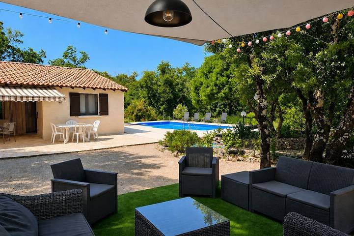 Location de vacances pour 6 personnes, avec jardin, animaux acceptés à Méjannes-le-Clap