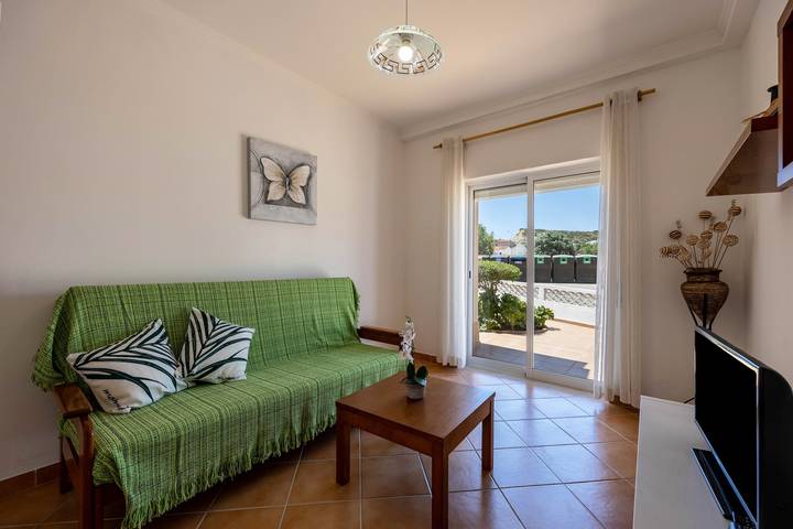 Maison de vacances Casa Bege T1 avec piscine partagée, jardin partagé, terrasse et Wi-Fi in Praia do Burgau, Parc naturel du Sud-Ouest Alentejano et Costa Vicentina