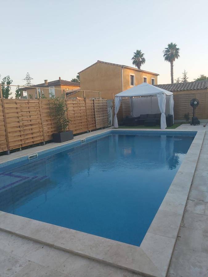 Location de vacances pour 3 personnes, avec piscine et terrasse à Milhaud - 2