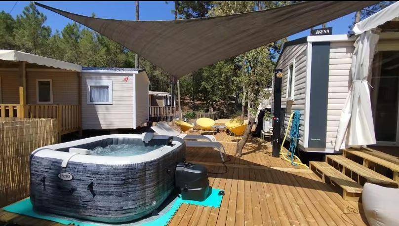 Camping pour 4 personnes, avec piscine ainsi que jardin et vue, animaux acceptés