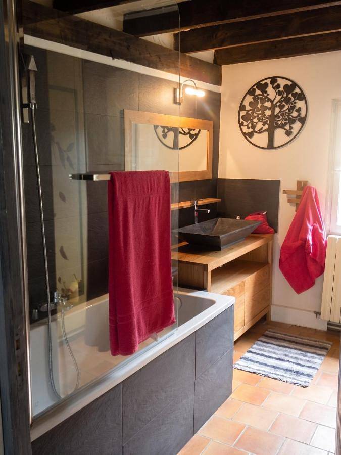 Location de vacances pour 8 personnes, avec Terrasse ainsi que Jardin et Piscine à Saint-Julien-de-la-Nef - 4