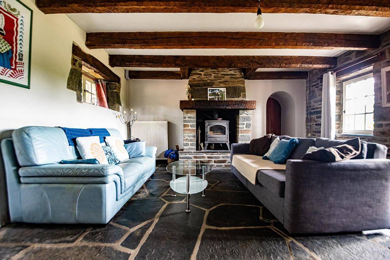 Three-Bedroom House in Bon Repos sur Blavet, Région de Guingamp