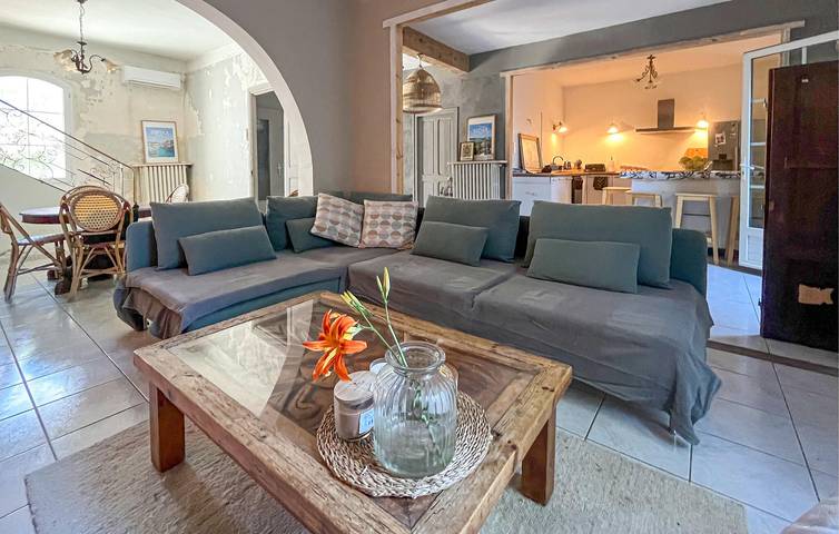 Appartement confortable avec piscine, WiFi et parking près du Bistrot et du Rhône in Pont-Saint-Esprit, Région de Nîmes