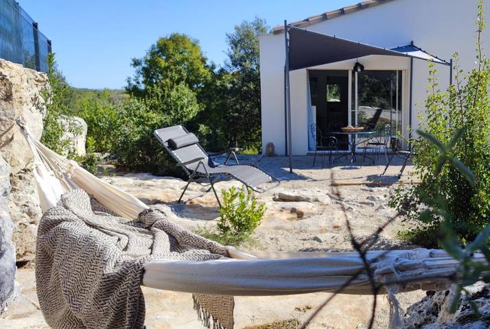 Location de vacances pour 2 personnes, avec Terrasse ainsi que Jardin et Vue à Labeaume