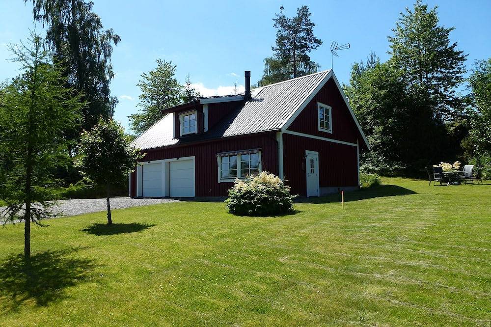 Haus mit einer einzigartigen Sammlung von Jagdtrophäen. Blick auf den Teich & Dorf in Skepperstad, Jönköpings län