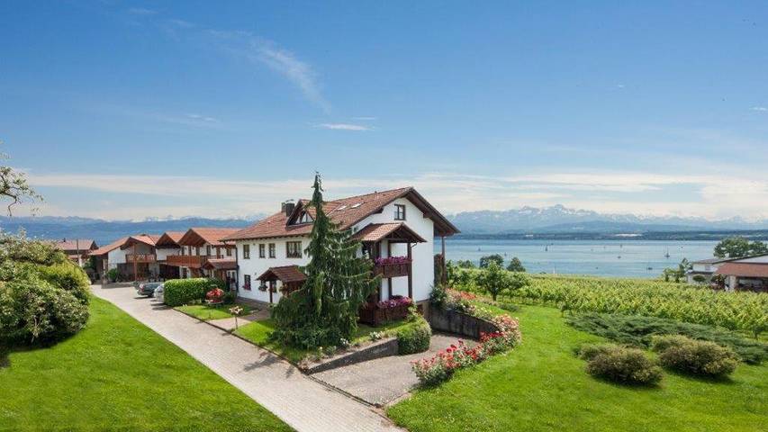 BnB für 2 Personen, mit Balkon und Terrasse sowie Garten und Seeblick in Hagnau am Bodensee