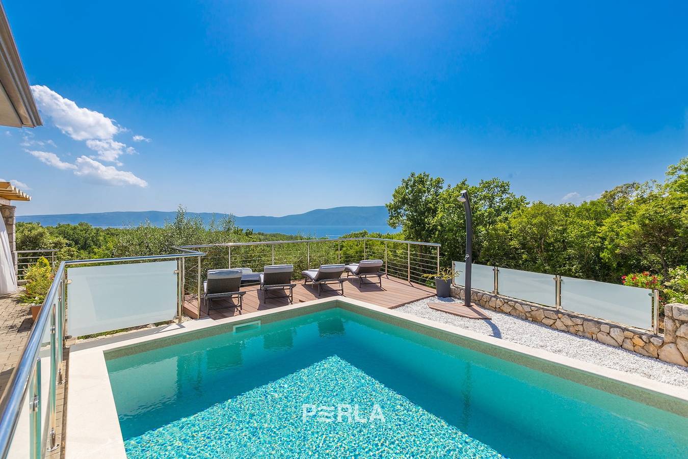 Ganze Wohnung, Ferienwohnung Feline mit Pool und großer Terrasse in Pinezici, Krk