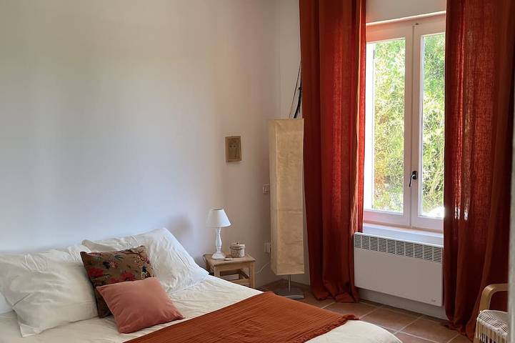 Location de vacances pour 8 personnes, avec terrasse et jardin à Saint-Jurs - 2