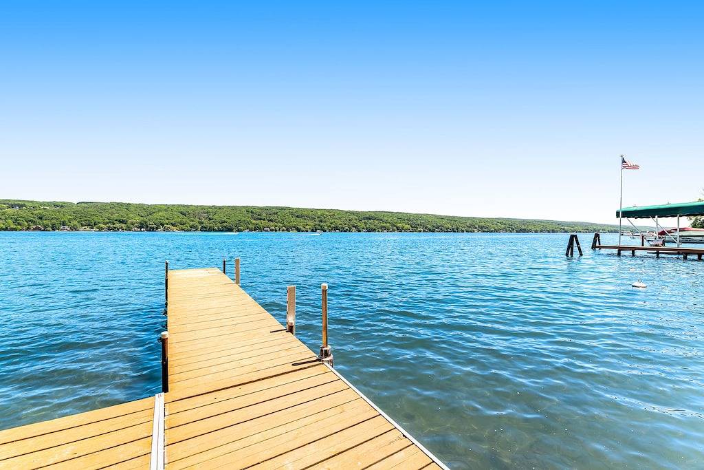Hundefreundliches Haus am See mit möbliertem Deck und eigenem Steg in Keuka Lake