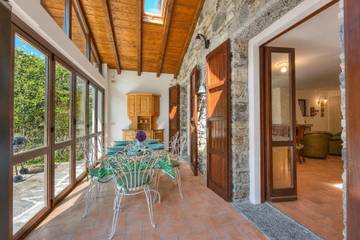 Villa for 6 Guests in Castelveccana, Varese Province, Picture 3