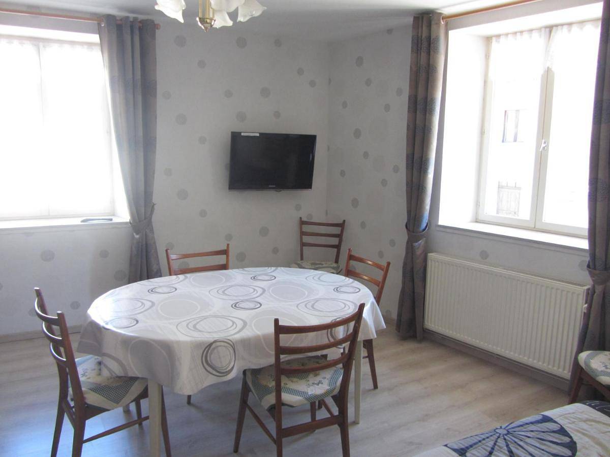 Appartement entier, Gites familiaux à Lajoux à 1180m d'altitude in Lajoux, Parc naturel régional du Haut-Jura