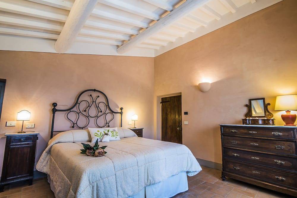 Typical Farmhouse Of The Umbrian Countryside in Panicale, Lake Trasimeno