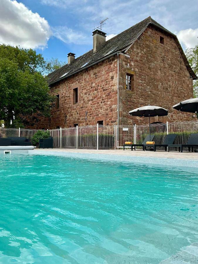 Chambre d’hôte pour 2 personnes, avec jardin ainsi que piscine et vue, animaux acceptés à Saint-Cyprien-sur-Dourdou