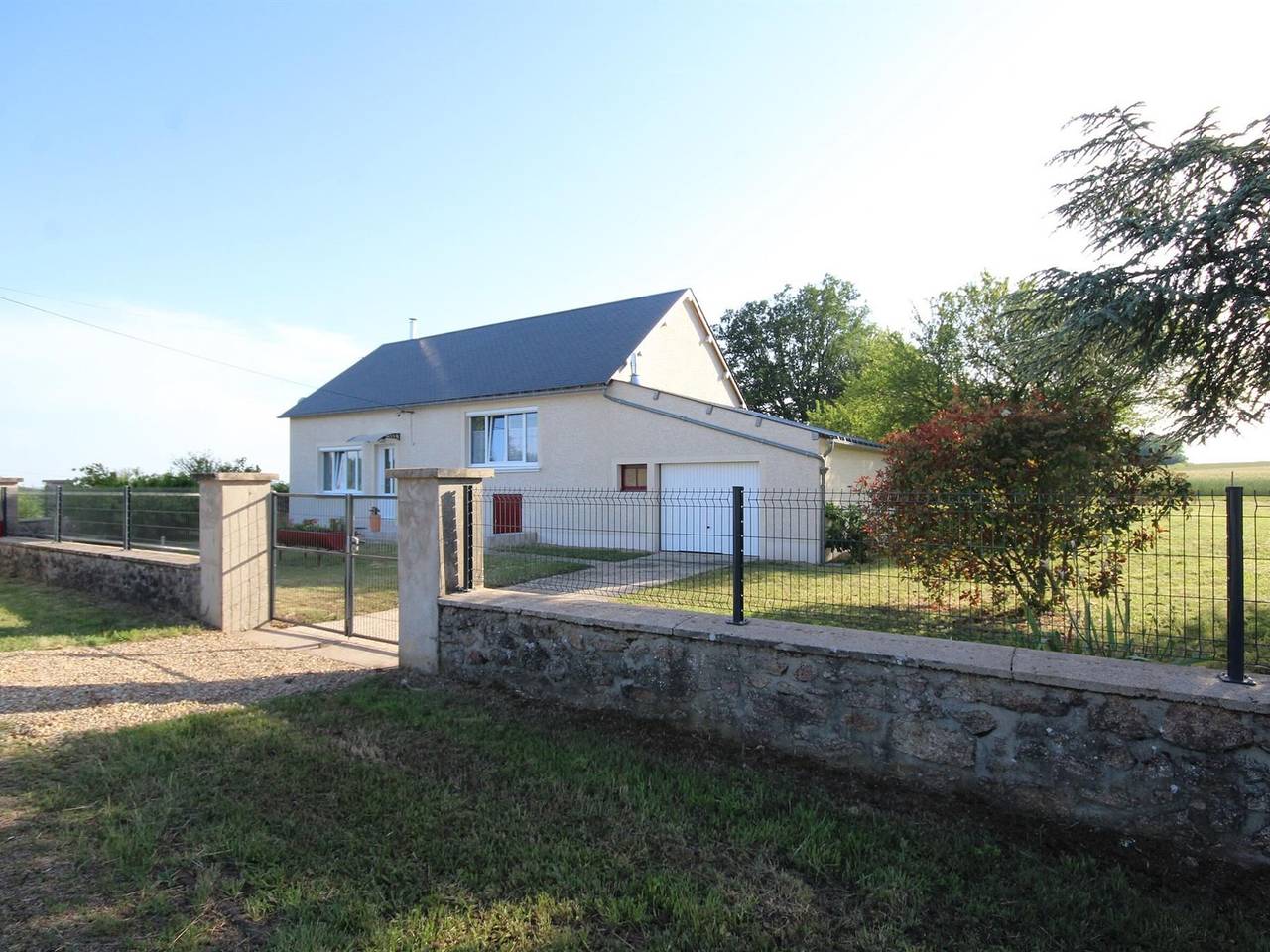 Renoviertes Haus im Morvan, Wlan, Haustiere erlaubt, umzäunter Garten in Alligny-en-Morvan, Naturpark Morvan