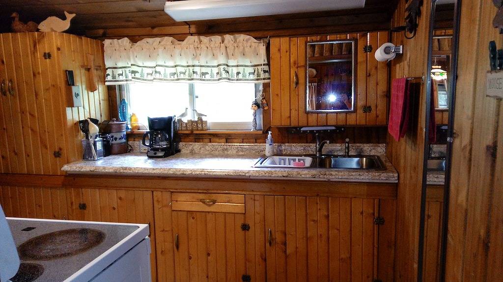 Gemütliche Nordhütte in der Nähe des Sees in Hubbard Lake, Alcona County