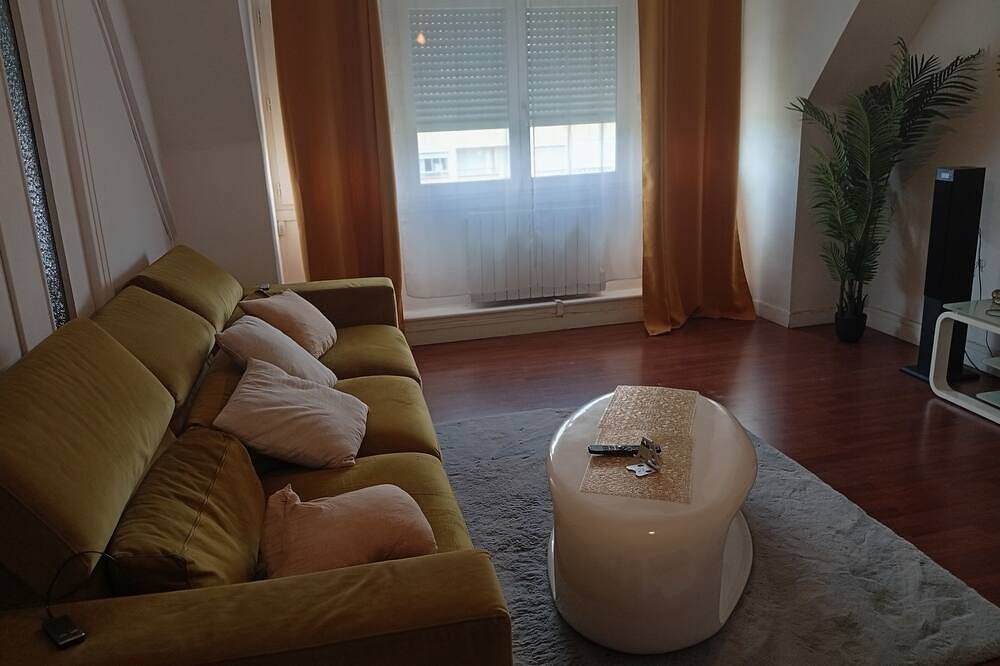 Apartment with bedroom, living room and fully equipped kitchen in the city center. in Valenciennes, Valenciennes region