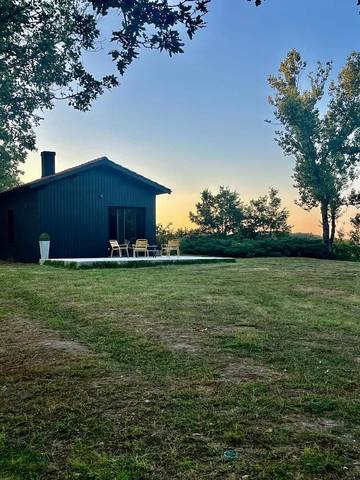 Location de vacances pour 4 personnes, avec terrasse ainsi que jardin et jacuzzi à Saint-Germain-des-Prés (Midi-Pyrénées)