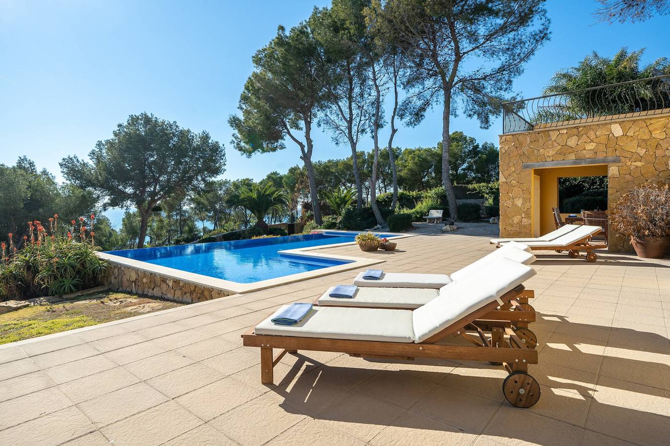 Villa 'The Beauty of Cala Tamarit' con vista mare, piscina, Wi-Fi e giardino in La Mora, Tarragona