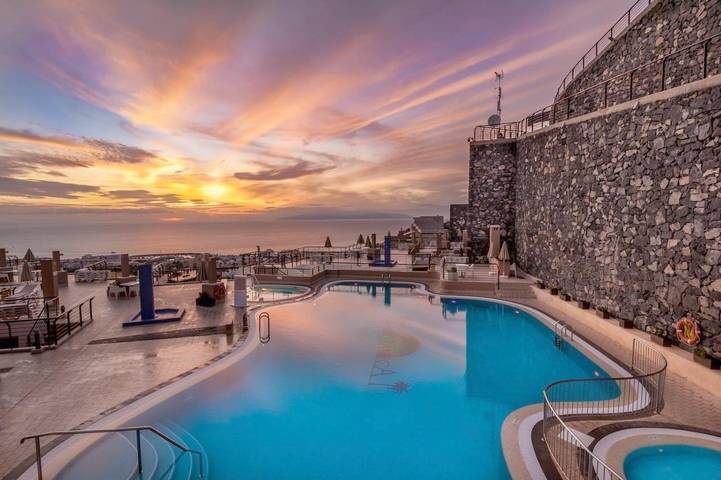 Apartahotel para 3 personas, con vistas además de piscina y terraza en Tenerife